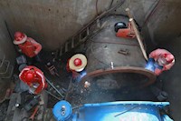 連夜搶修供水爆管！5輛送水車同時出動！