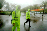 你們執(zhí)筆縱劍，馳騁考場；我們?nèi)σ愿?，在暴雨中保駕護航
